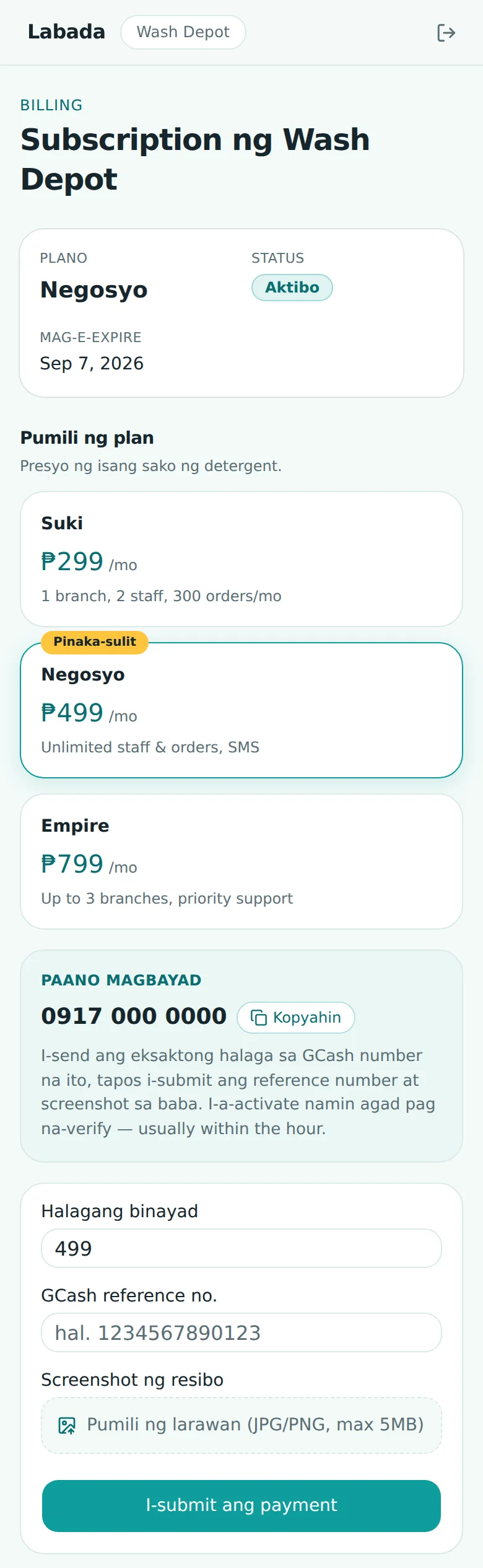 'Subscription ng Wash Depot' billing page showing current PLANO 'Negosyo', STATUS 'Aktibo', MAG-E-EXPIRE Sep 7, 2026; a 'Pumili ng plan' section with Suki ₱299/mo (1 branch, 2 staff, 300 orders/mo), Negosyo ₱499/mo (Unlimited staff & orders, SMS, badged 'Pinaka-sulit', selected), and Empire ₱799/mo (Up to 3 branches, priority support); a 'PAANO MAGBAYAD' panel with GCash number 0917 000 0000 and Taglish instructions to send the exact amount then submit the reference number and screenshot; and a form with Halagang binayad 499, GCash reference no., a 'Screenshot ng resibo' file picker, and an 'I-submit ang payment' button.